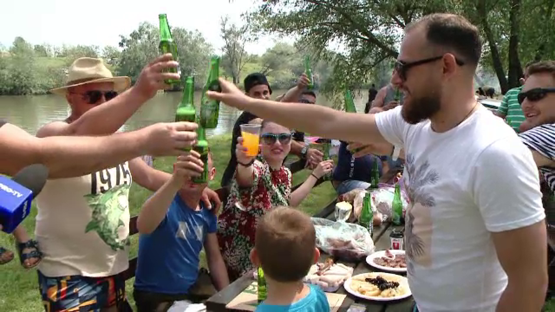 Petrecere cu DJ, pe malul râului: „Cel mai important e să ai muzică bună”