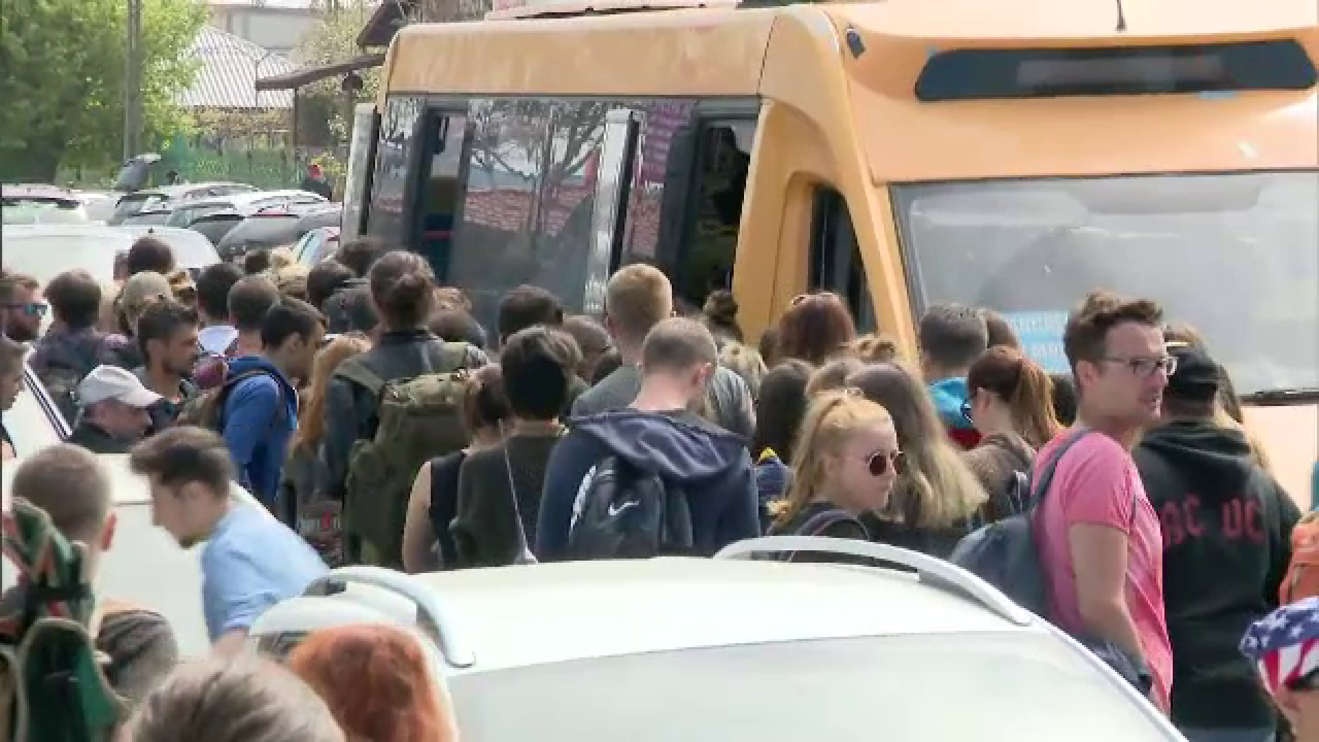 Drumul spre casă, după distracția de pe litoral. Trei pe un loc în microbuze