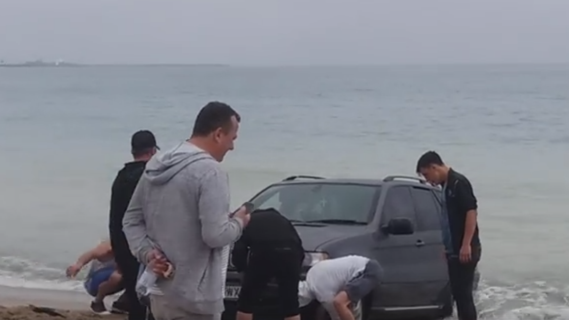 Amendă de 10.000 de lei, pentru șoferul care a intrat cu mașina pe plaja din Vama Veche. Cine este acesta