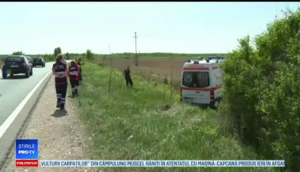 O ambulanță aflată în misiune a ajuns în șant, în urma unei șicanări în trafic