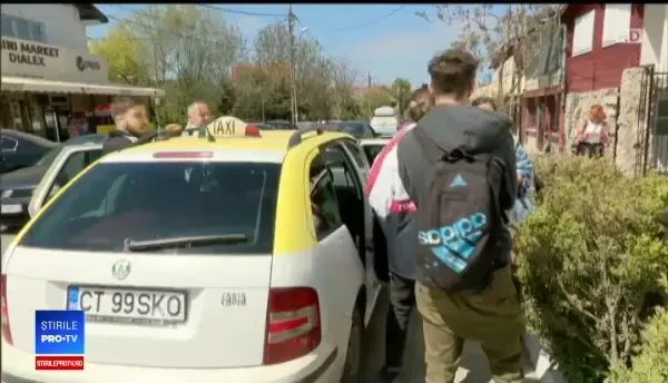 Drumul spre casă, după distracția de pe litoral. Trei pe un loc în microbuze