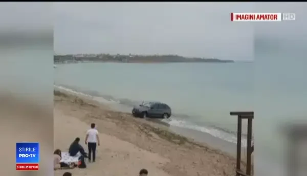 Un șofer a rămas cu mașina blocată pe plaja din Vama Veche. VIDEO
