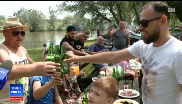 Petrecere cu DJ, pe malul râului: „Cel mai important e să ai muzică bună”