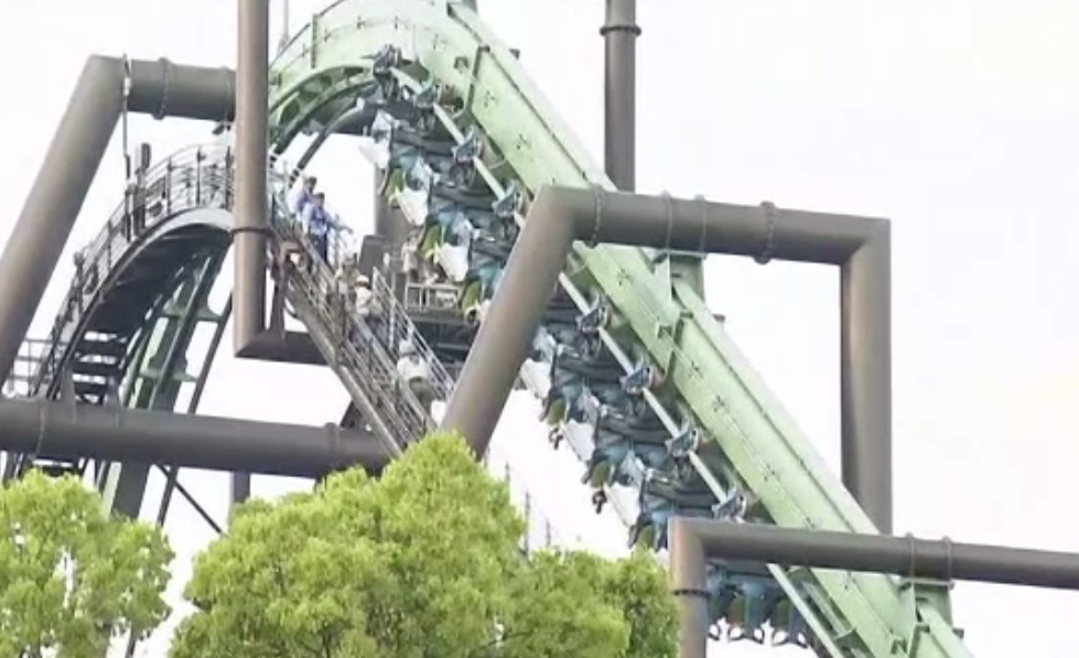 Zeci de oameni au rămas blocați la înălțime, într-un montagne russe din Japonia