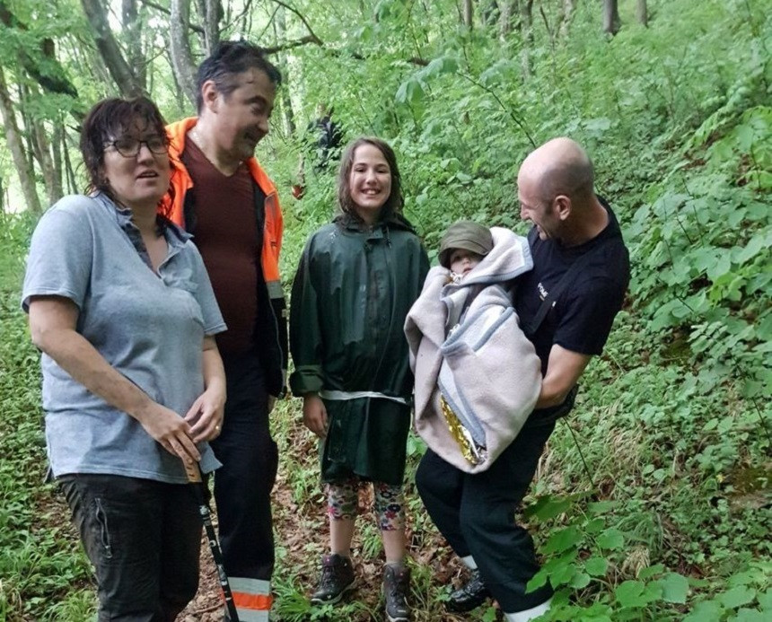 Femeie şi bebelușul ei, salvaţi dintr-o râpă adâncă de 10 metri, în Caraș Severin