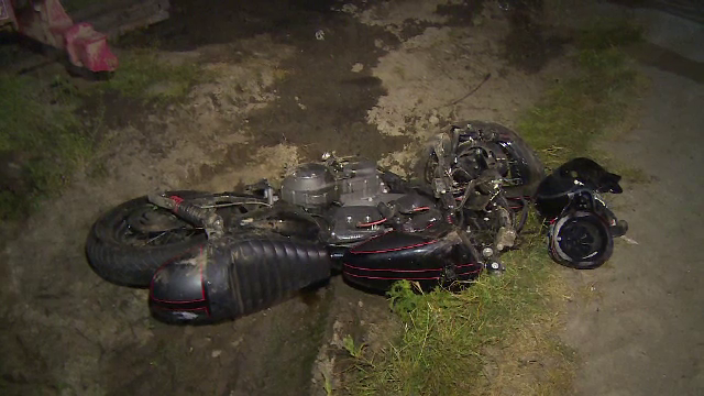 Doi tineri din Prahova au murit, după ce motocicleta lor s-a izbit de un utilaj agricol parcat