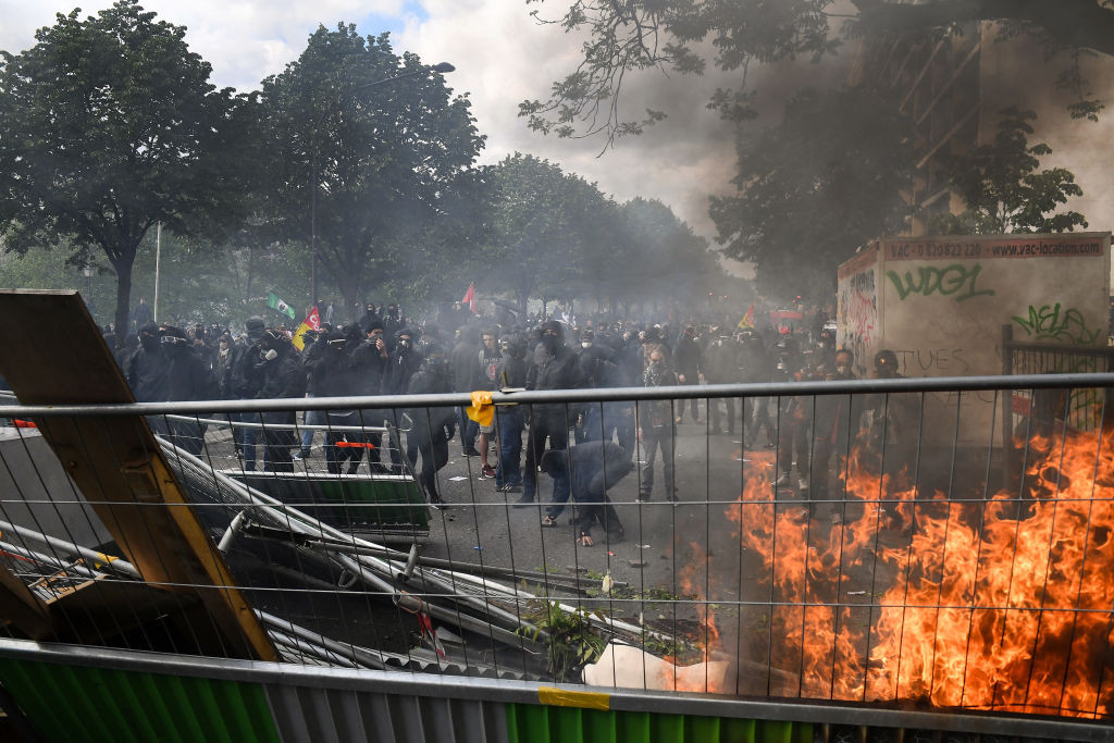 109 persoane au fost arestate după violențele din Paris, de 1 Mai. VIDEO