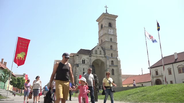 Aglomerație de 1 Mai la Cetatea Alba Iulia. Schimb de gardă ca la Palatul Buckingham