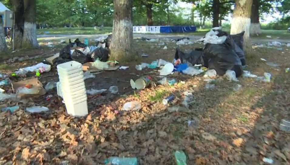 Tone de gunoaie, rămase după grătarele de 1 Mai: „Multă mizerie”