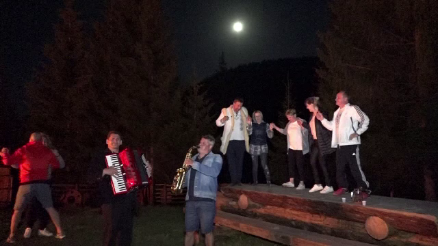 Turiştii care au ajuns în Bucovina în această vacanţă au îmbinat ospețele cu plimbările în aer liber