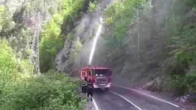 Incendiul a reizbucnit la cetatea Poenari. Pompierii înfruntă riscuri uriaşe