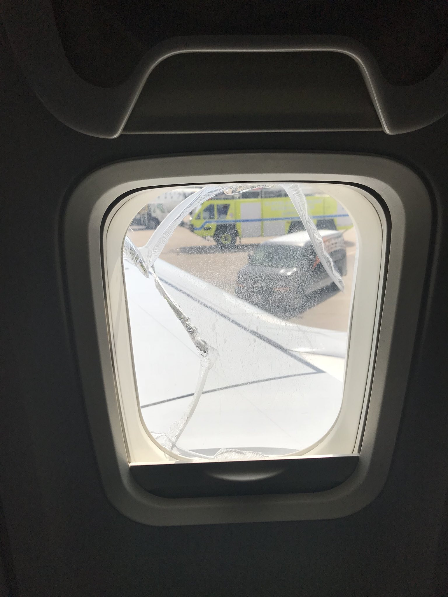 Panică la bordul unui avion. O fereastră s-a fisurat în timpul zborului