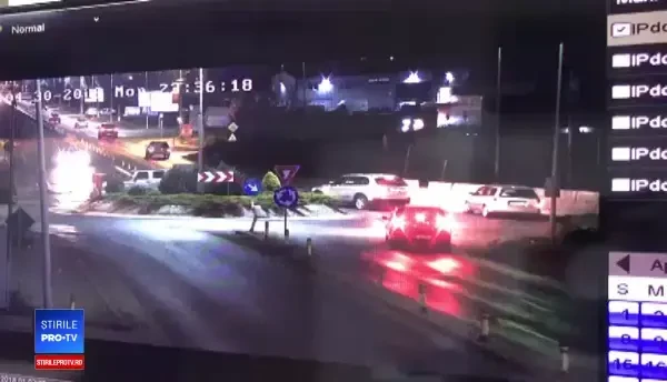 Un șofer din Capitală zboară cu mașina după ce a lovit cu viteză un sens giratoriu. VIDEO