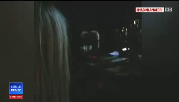 Mire și mireasă, dați afară din biserică de un preot beat. Scenele filmate în altar