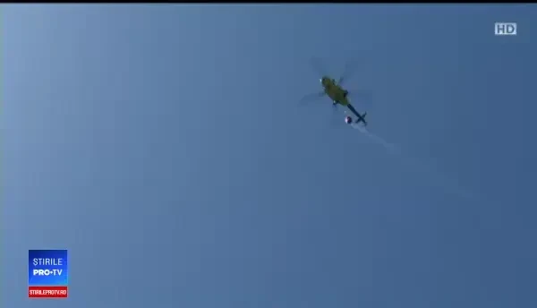 Incendiul a reizbucnit la cetatea Poenari. Pompierii înfruntă riscuri uriaşe