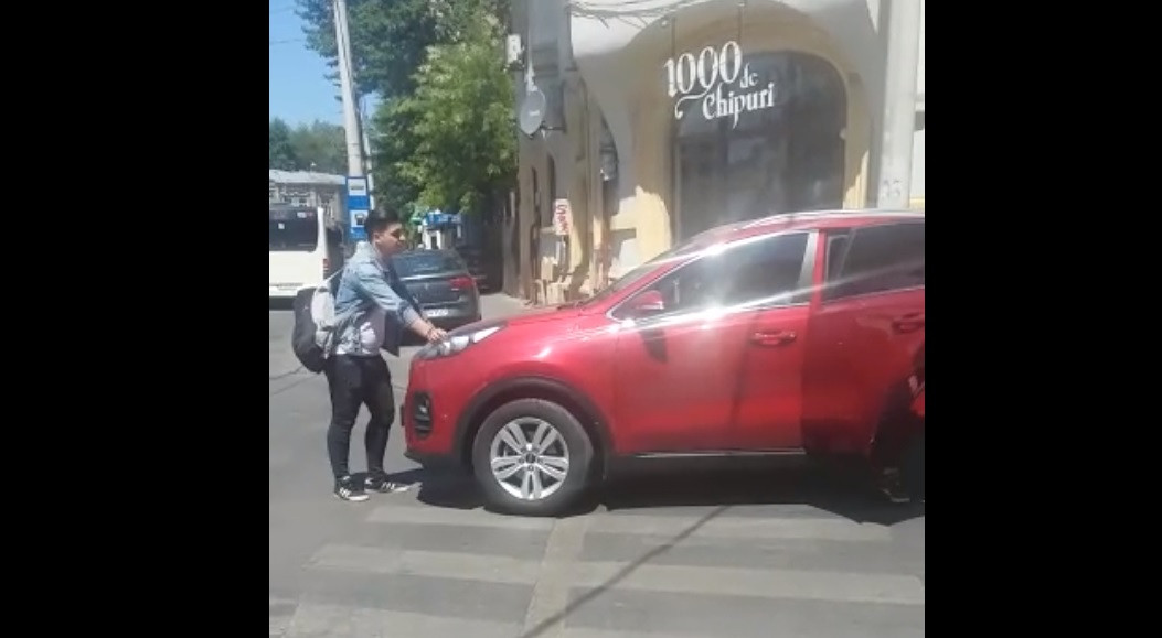Tânăr luat intenționat pe capotă de un șofer, în Capitală. Un bărbat a fost dus la audieri VIDEO