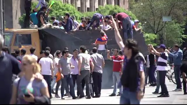 Protestele din Armenia continuă și după demisia premierului. Grevă generală anunțată de opoziție