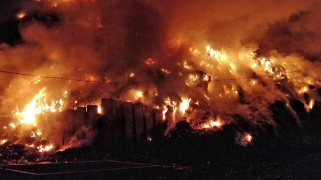 Un nou incendiu devastator la Pata Rât. Rampa ecologică, gata de abia în 2020