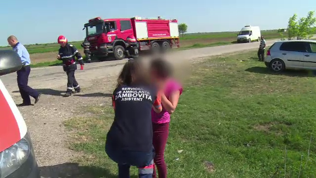 Maşina în care se afla un cuplu şi fetiţa lor de 2 ani, izbită violent de un alt autoturism