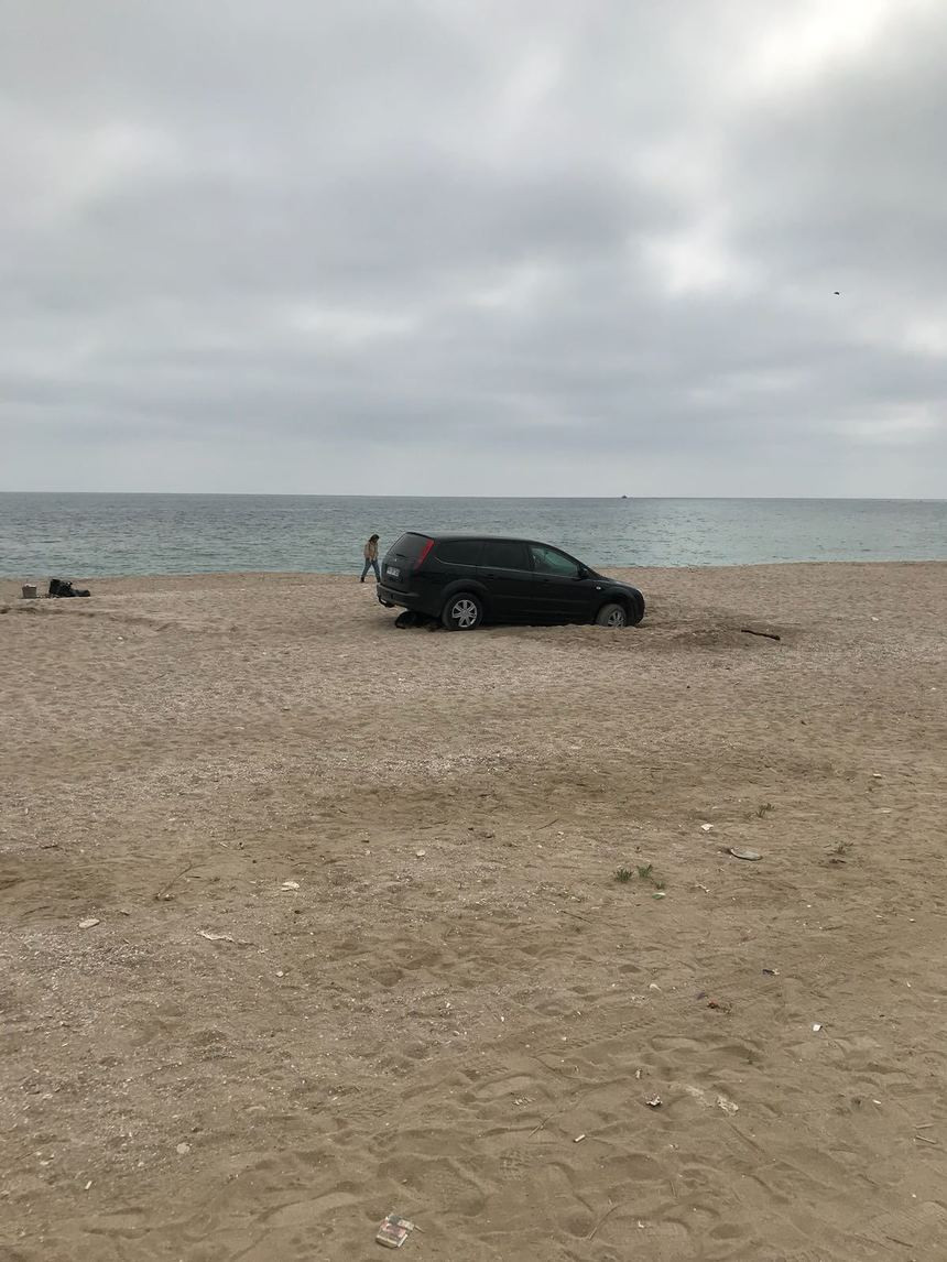 Al doilea şofer amendat în 3 zile pentru că a intrat cu maşina pe plaja din Vama Veche