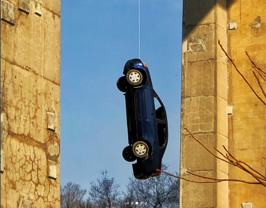 Mașină observată atârnând de un pod, în Canada. Ipoteza poliției