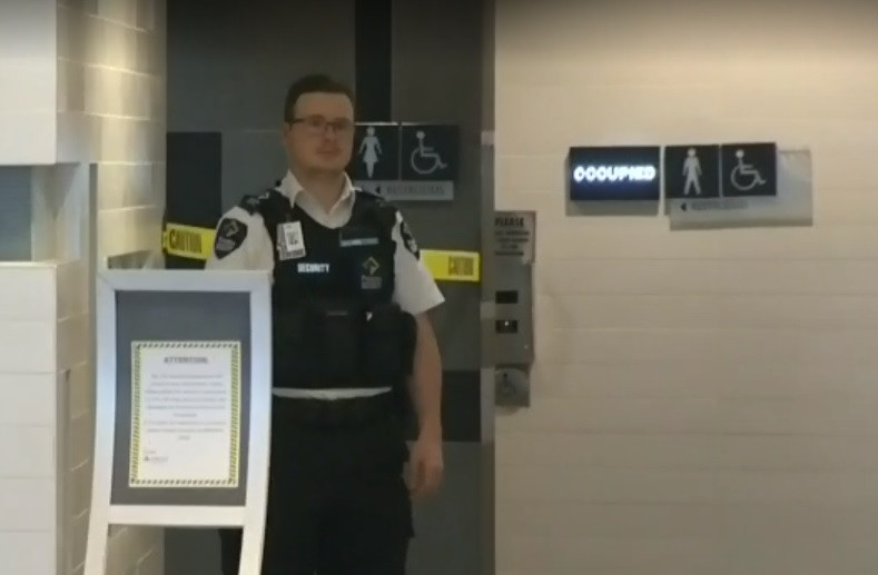 Cadavrul unui bărbat a fost descoperit în peretele unei toalete pentru femei