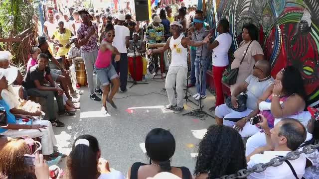 Reportaj din Cuba socialistă. O pereche de blugi sau o cămașă costă 3 salarii