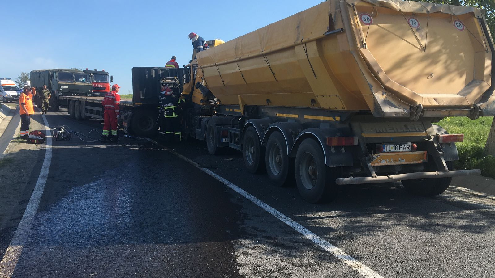 Accident pe DN 22: două camioane s-au ciocnit