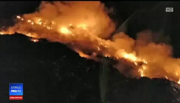 Stare de alertă în Cluj. De 12 ore pompierii se lupta cu un incendiu la rampa de gunoi de la Pata Rât