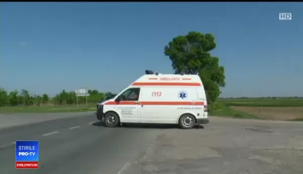 Maşina în care se afla un cuplu şi fetiţa lor de 2 ani, izbită violent de un alt autoturism
