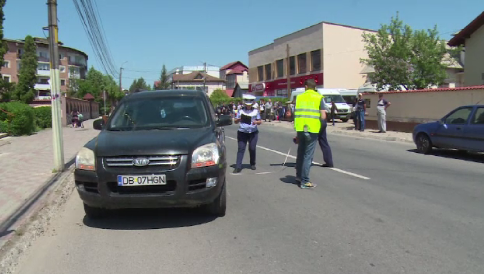 Două eleve, lovite în plin de o mașină de teren, după ce au traversat printr-un loc nepermis