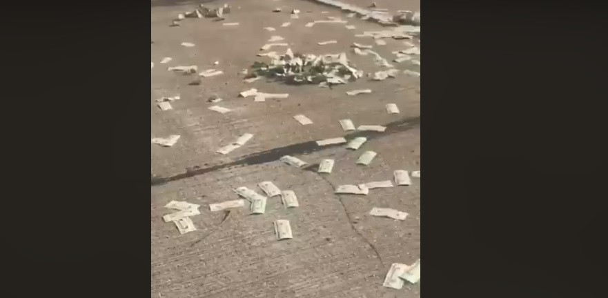 A început ”să plouă” cu bani pe o autostradă din SUA. Reacția șoferilor. VIDEO