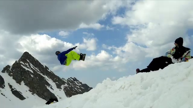 Turiştii încă se mai bucură de zăpadă de la munte, departe de temperaturile ridicate din oraşe