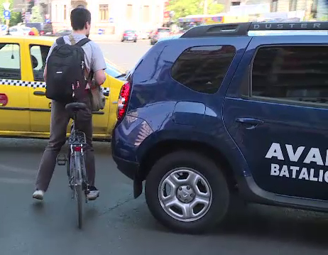 Bicicliştii, în pericol pe şosele, fiindcă nu cunosc regulile de circulaţie
