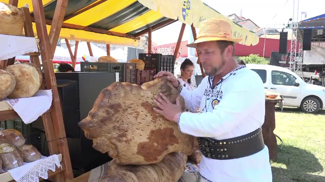 Târg de produse tradiționale în Cetatea Alba Iulia: „Avem pita României, dodoloaţa”