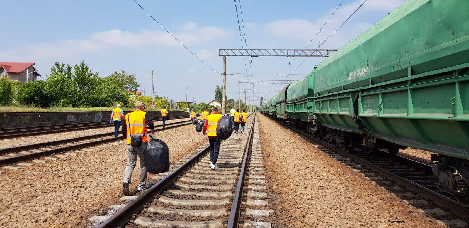 Angajaţii CFR au strâns 500 de tone de gunoaie din gări, trenuri şi de pe linii