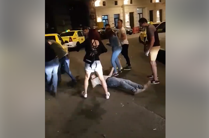 Scandal violent în centrul Bucureștiului. Doi bărbați și-au împărțit pumni și picioare