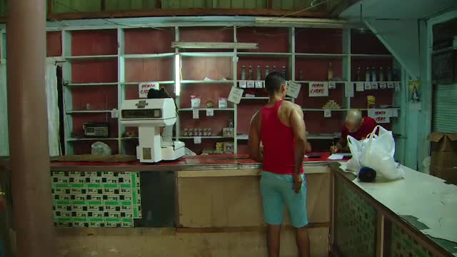 Cu cât sunt mai săraci, cu atât primesc mai multe de la stat. Mâncare și internet pe cartelă, în Cuba