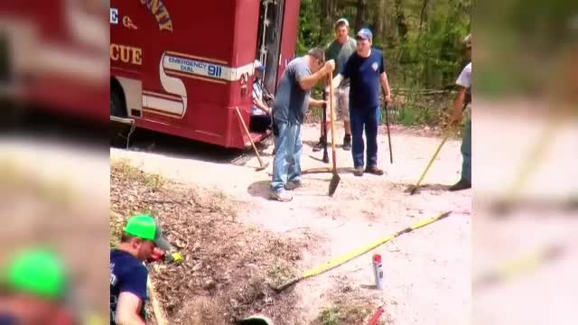 Au auzit un lătrat de sub pământ şi au spart asfaltul. Cum ajunsese câinele acolo