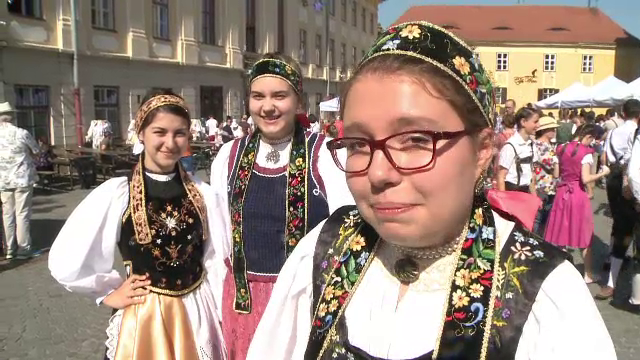 Petrecere pe străzile din Sibiu, cu ocazia „Maifest”. Elevii au defilat în costume populare săsești