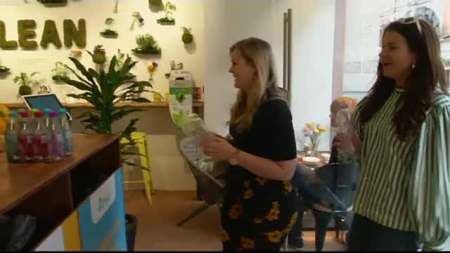 Cafeneaua unde se poate plăti doar cu gunoi. "Vrem să-i redăm valoarea"