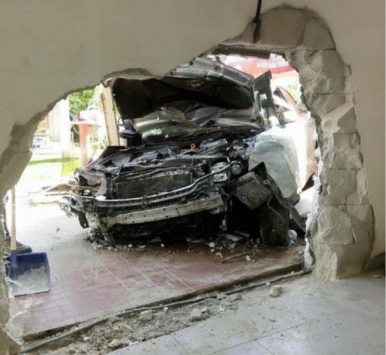 Un tânăr băut a intrat cu maşina într-o casă din Iaşi. Nu avea nici permis