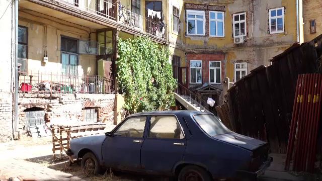 Un timișorean și-a construit o vilă în curtea unui palat care se poate prăbuși oricând