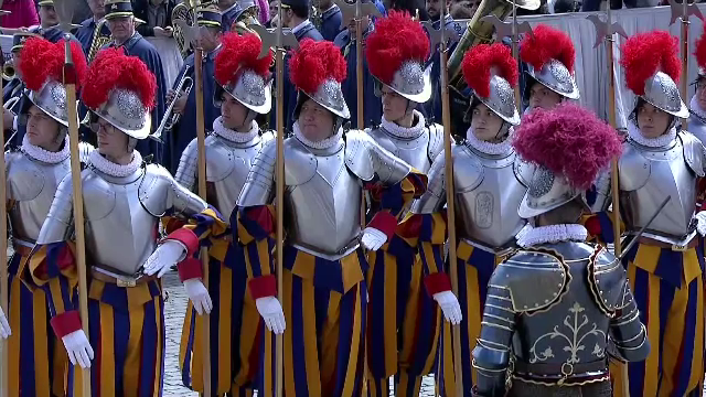Garda Elvețiană Pontificală renunță la coifurile metalice