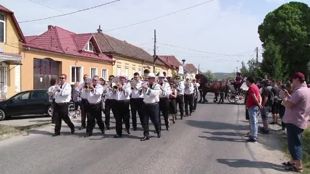 Venirea primăverii și dragostea, sărbătorile cu fast într-o localitate din Brașov