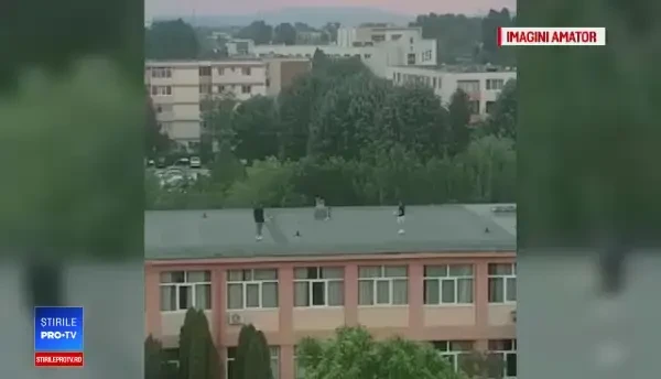 Tineri filmaţi când jucau fotbal pe acoperişul unei şcoli din Piteşti. VIDEO