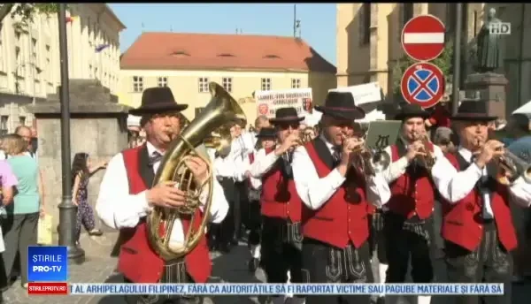 Petrecere pe străzile din Sibiu, cu ocazia Maifest. Elevii au defilat în costume populare săsești
