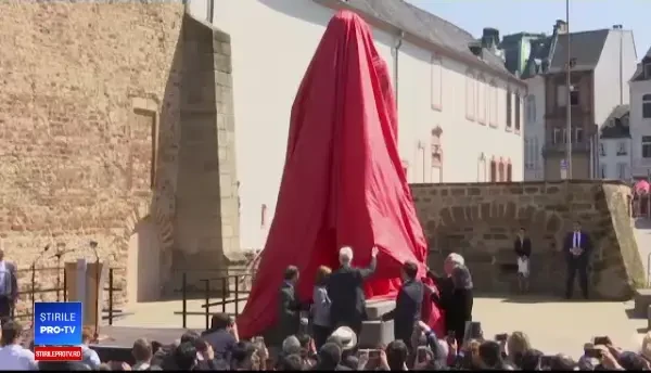 Proteste împotriva dezvelirii statuii lui Marx, în Germania. Monumentul, made in China