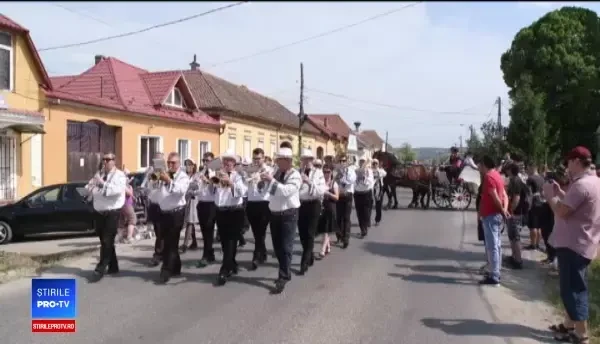 Venirea primăverii și dragostea, sărbătorile cu fast într-o localitate din Brașov