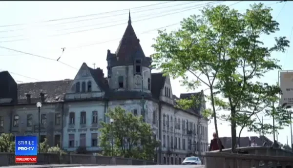 Un timișorean și-a construit o vilă în curtea unui palat care se poate prăbuși oricând